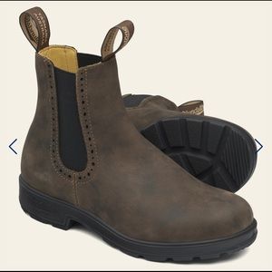 Blundstones Women’s Size 7 Rustic Brown. Like new condition. Rarely worn.